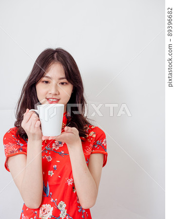 由Tradition撰寫，旗袍，一個白人背景的女人。 89396682