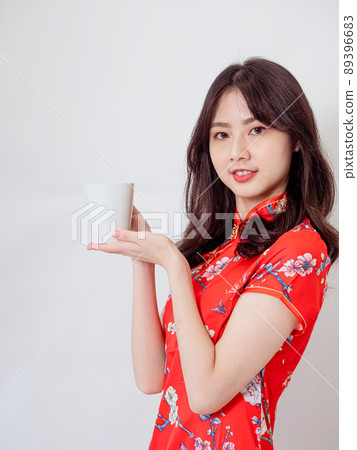 由Tradition撰寫，旗袍，一個白人背景的女人。 89396683