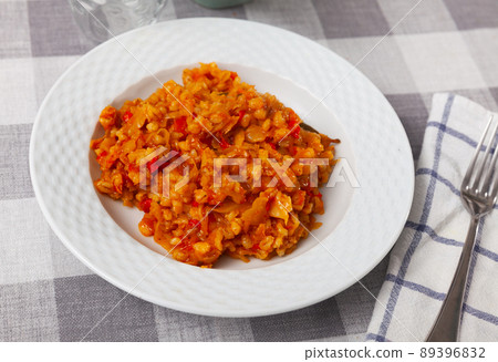 Braised white cabbage with pearl barley, carrot and onion Braised white cabbage with pearl barley, carrot and onion 89396832