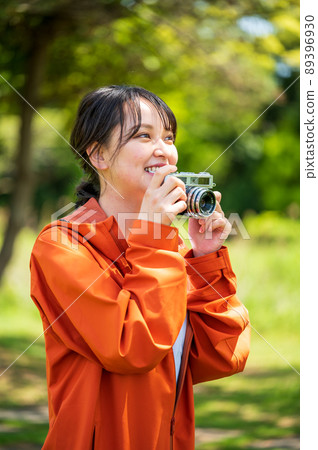 年輕女子用複古膠片相機在戶外拍攝業餘愛好照片 年輕女子用複古膠片相機在戶外拍攝業餘愛好照片 89396930