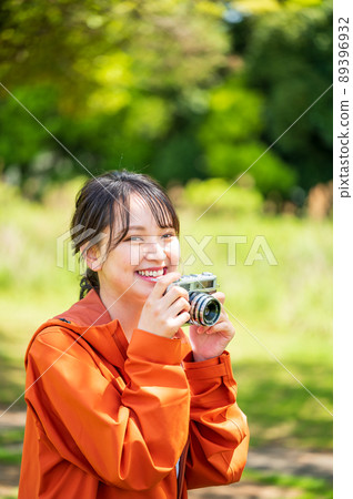 年輕女子用複古膠片相機在戶外拍攝業餘愛好照片 年輕女子用複古膠片相機在戶外拍攝業餘愛好照片 89396932