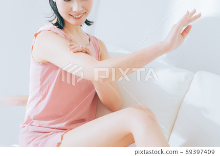 Women doing arm skin care 89397409