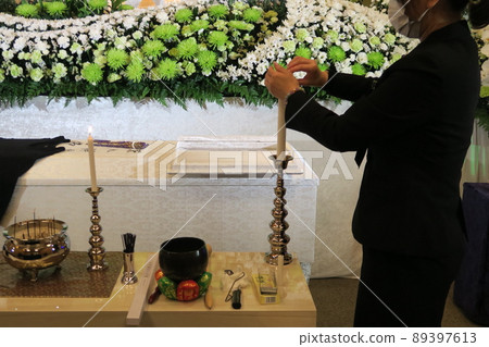 儀式女士為開幕式做準備 89397613