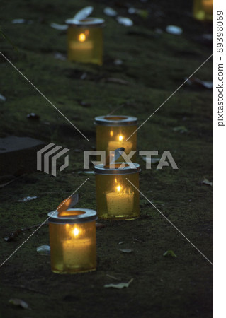 許多點燃的蠟燭放在外面 許多點燃的蠟燭放在外面 89398069