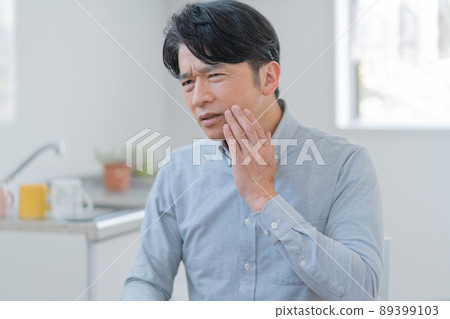 抱怨牙痛的中年男子 89399103