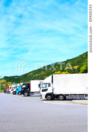 長筱Shitaragahara停車場的風景擠滿了許多卡車 長筱Shitaragahara停車場的風景擠滿了許多卡車 89400343