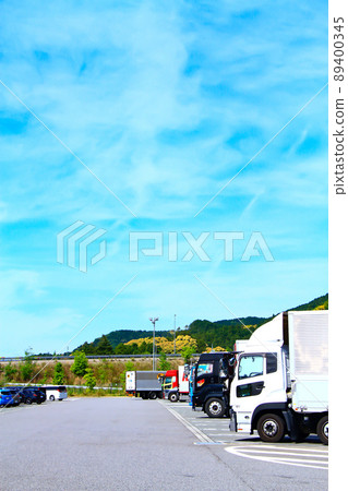 Scenery of Nagashino Shitaragahara parking area crowded with many trucks 89400345