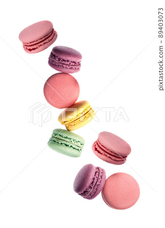 Falling cookie macaroon on white backgrounds Falling cookie macaroon on white backgrounds 89403073