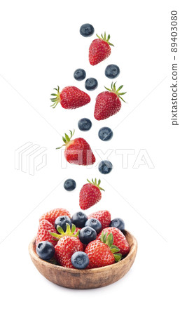Falling berry on white backgrounds 89403080