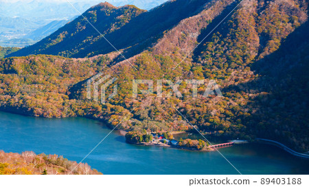 秋天的赤城山（從地藏嶽山頂眺望大沼和赤城神社） 89403188