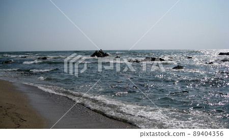 初夏晴朗的藍天和日本海的風浪 89404356