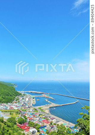北海道羅臼的藍天和大海 89404425