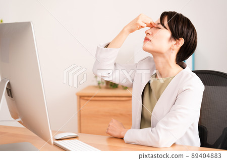 Young business woman suffering from eye strain 89404883