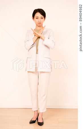 站在白牆前的年輕女商人 站在白牆前的年輕女商人 89404982
