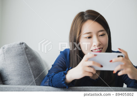 觀看智能手機的婦女 觀看智能手機的婦女 89405802