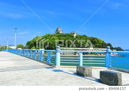 [佐賀縣]從舞鶴橋看到的晴空下的唐津城天守閣 89406137