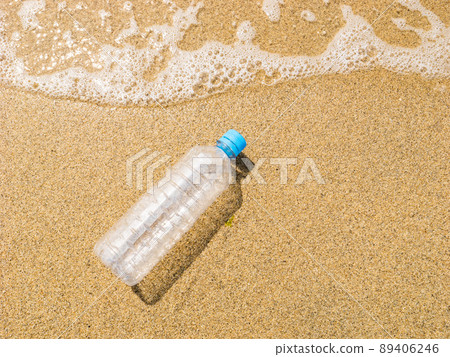 [Environment] PET bottles thrown away on the sandy beach of the sea 89406246
