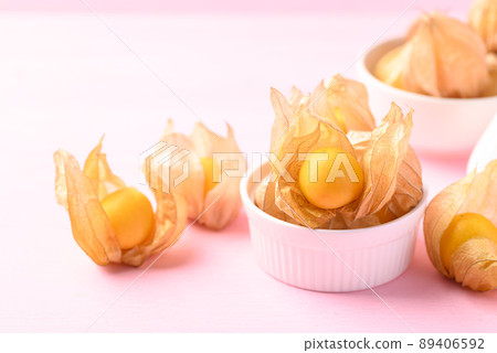 Cape gooseberry or golden berry (Physalis peruviana) on pink background 89406592