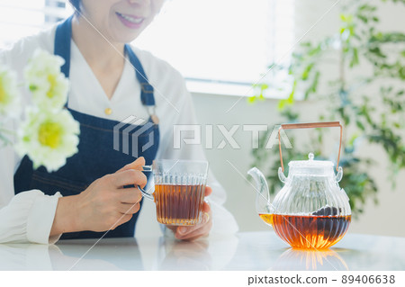 Woman drinking tea in the living room Woman drinking tea in the living room 89406638