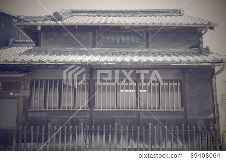 An old and very beautiful building in Kojima, Kurashiki City, Okayama Prefecture, Japan 89408064