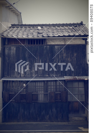 An old and very beautiful building in Kojima, Kurashiki City, Okayama Prefecture, Japan 89408078