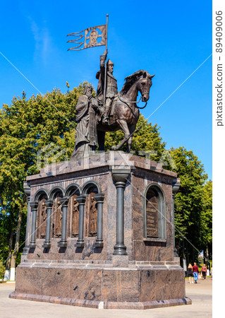Monument to founder of Vladimir city Prince Vladimir the Red Sun and sanctifier Feodor on the viewing platform in Vladimir, Russia 89409006