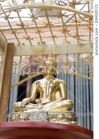Bathing the Buddha statue in songkran festival 2022 89409515
