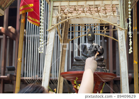 Bathing the Buddha statue in songkran festival 2022 89409629