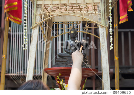 Bathing the Buddha statue in songkran festival 2022 89409630