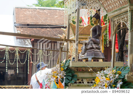 Bathing the Buddha statue in songkran festival 2022 89409632