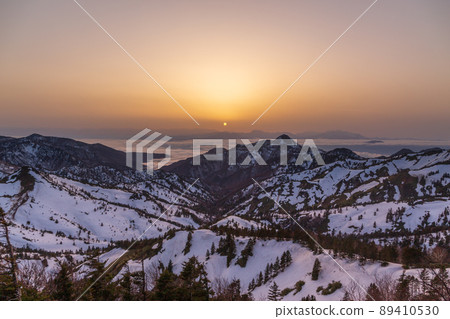 從滋賀草津路山田峠看妙高山脈的日落 89410530
