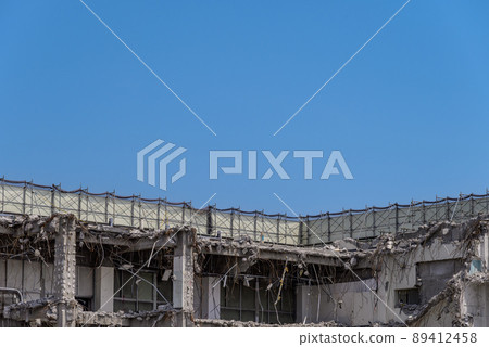 藍天與鋼筋混凝土結構拆除工程 89412458