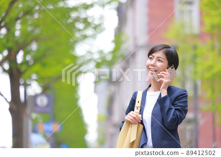 海軍夾克的女人在商業區 1 打電話 89412502