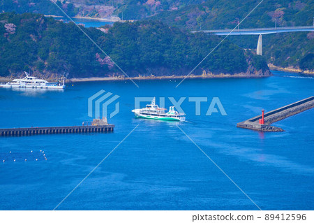 A tide boat sailing in the Naruto Kaikyou (Kameura Port) in Tokushima Prefecture 89412596