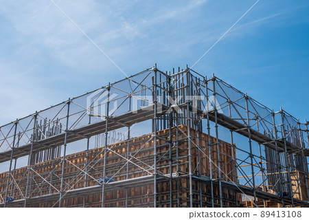 Steel bar and formwork construction at construction site 89413108