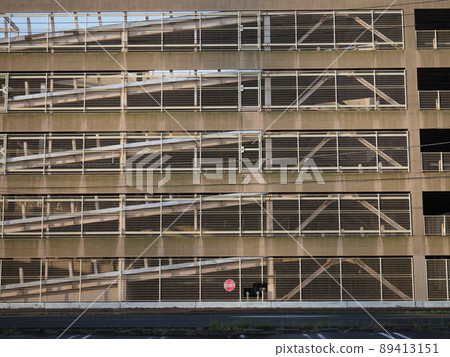 Parking garage 89413151