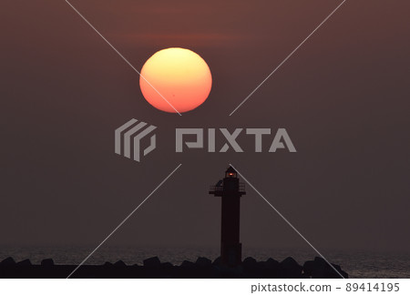 拍攝北海道江刺町江刺港紅燈塔的景色和春天的夕陽 拍攝北海道江刺町江刺港紅燈塔的景色和春天的夕陽 89414195