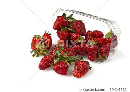 Plastic tray container full of fresh organic strawberries. close - up 89414881