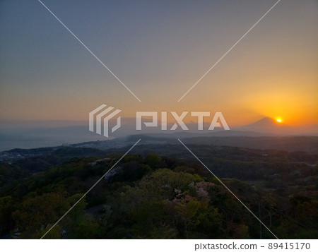 Sunset seen from Shonandaira in Oiso Town, Naka District, Kanagawa Prefecture [April] 89415170