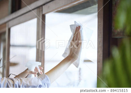 Young Japanese woman cleaning Young Japanese woman cleaning 89415815