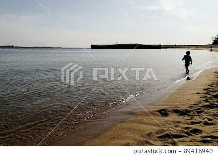 Children running on the beach 89416940