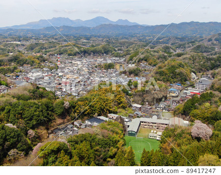 竹田城市景觀鳥瞰圖,以岡城遺址和櫻花而聞名 竹田城市景觀鳥瞰圖,以岡城遺址和櫻花而聞名 89417247