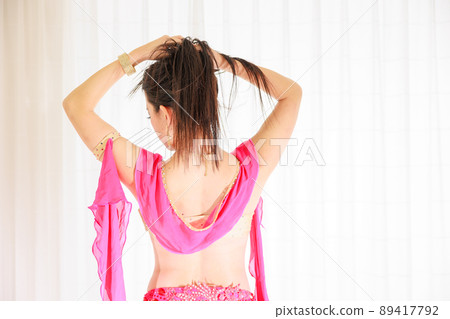 一個穿著漂亮肚皮舞的女人的背影 89417792