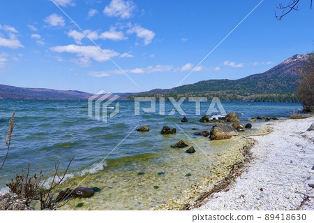 Scenery of the shore of Lake Akan with Mt. Oakan in the background Hokkaido Eastern Hokkaido Scenery of the shore of Lake Akan with Mt. Oakan in the background Hokkaido Eastern Hokkaido 89418630