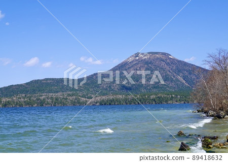 以奧寒山為背景的阿寒湖景觀，北海道東部，北海道 89418632