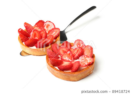 Pie spatula with strawberry tarts isolated on white background Pie spatula with strawberry tarts isolated on white background 89418724