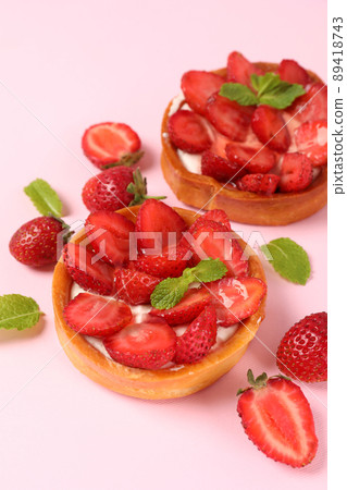 Strawberry tarts on pink background, close up 89418743