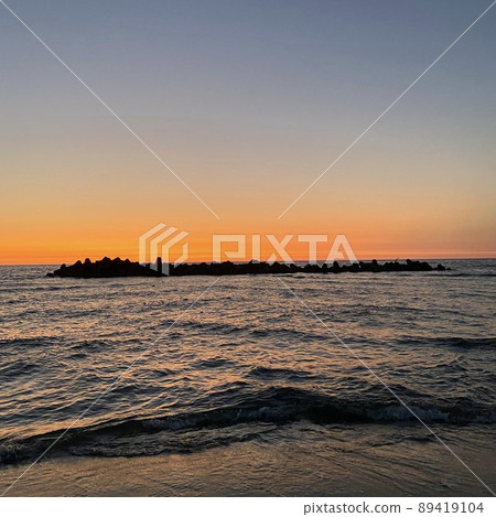 The sea at dusk 89419104