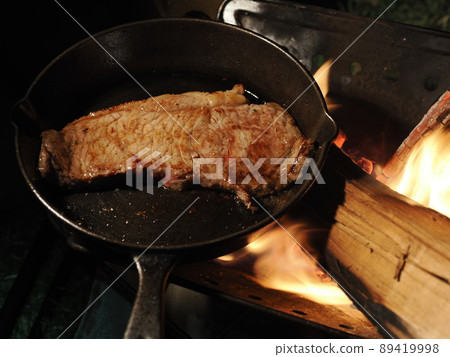 牛排配篝火和煎鍋 89419998