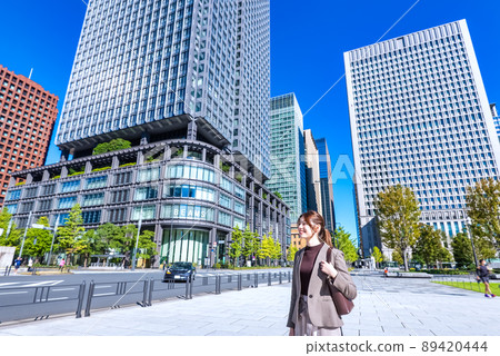 A young business woman walking in Tokyo Marunouchi 89420444